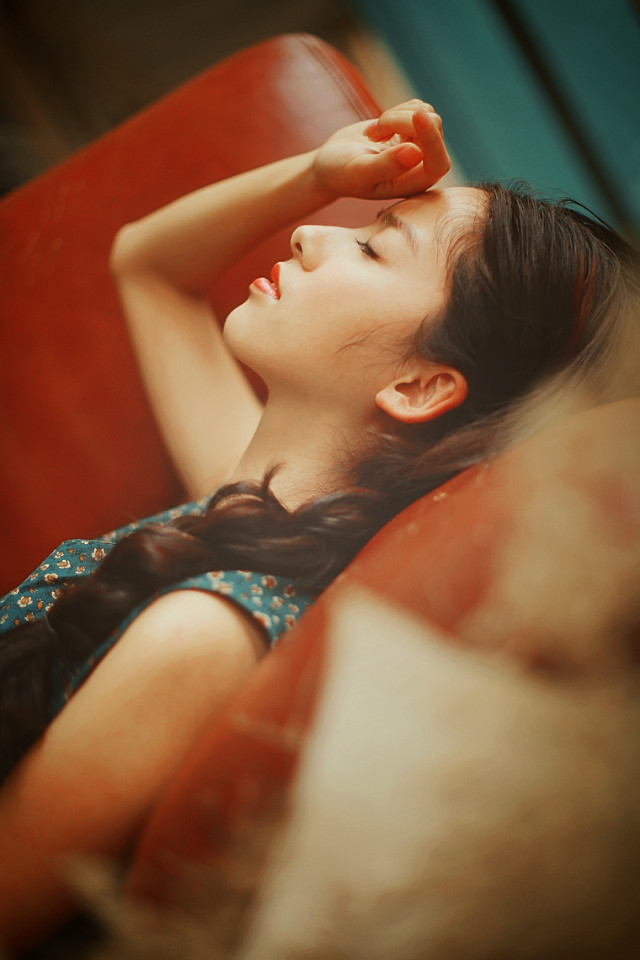 碎花长裙的红唇女孩唯美图  第1张