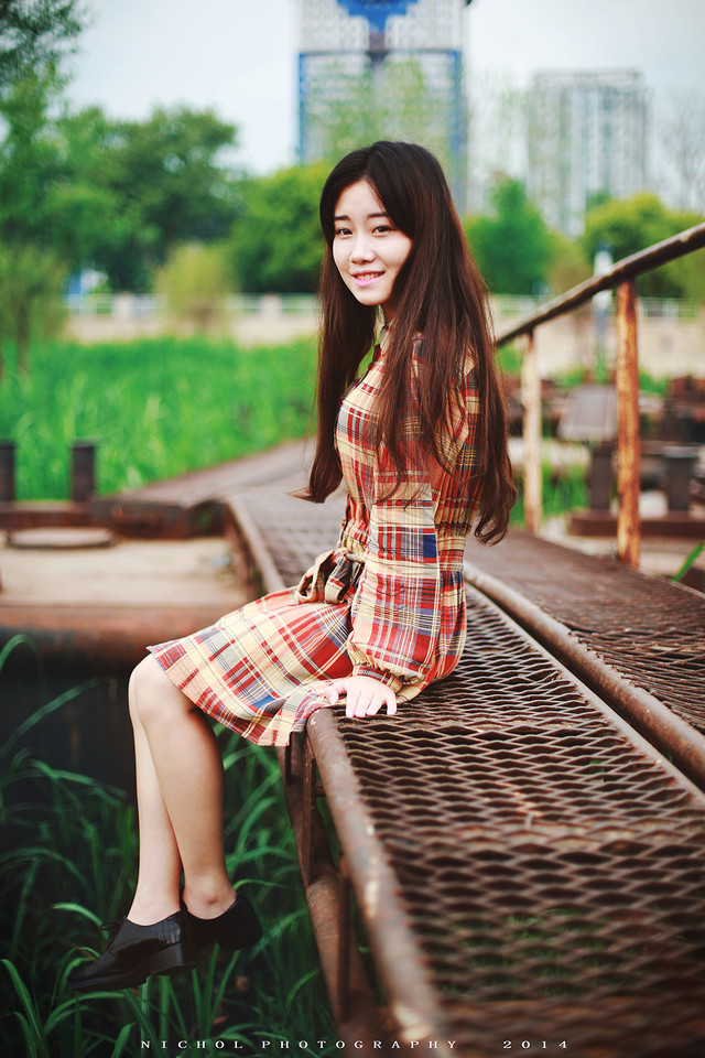 格子裙女子的户外绿野一片  第6张