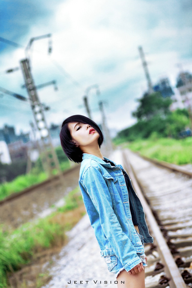 短发女子的铁轨上的短装图  第6张