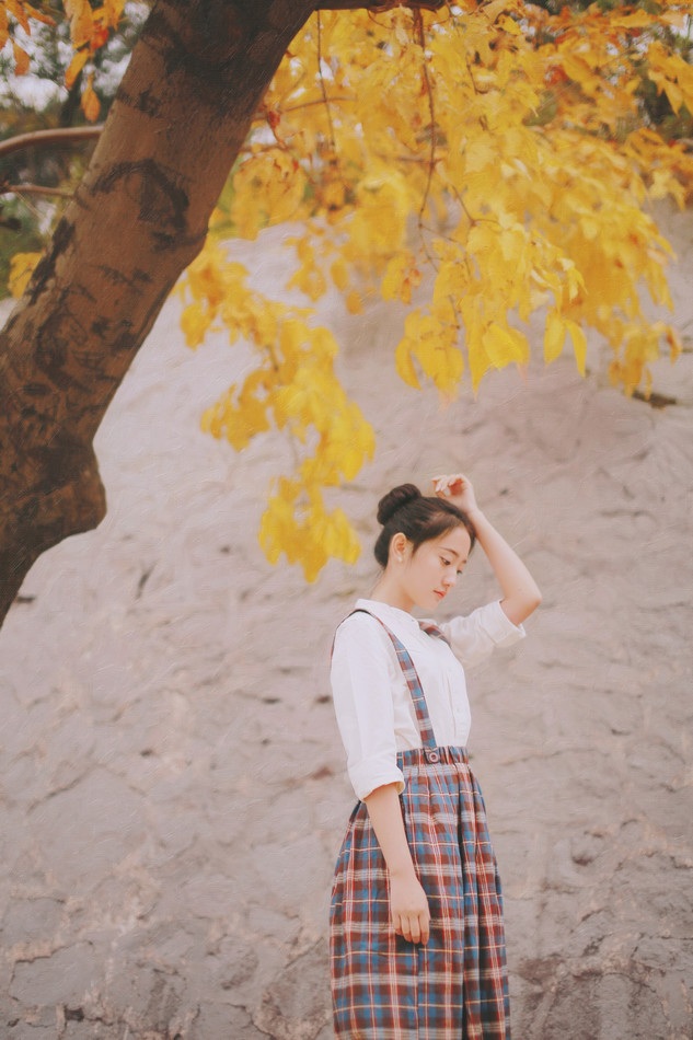 秋日的清纯女子铁轨图  第6张