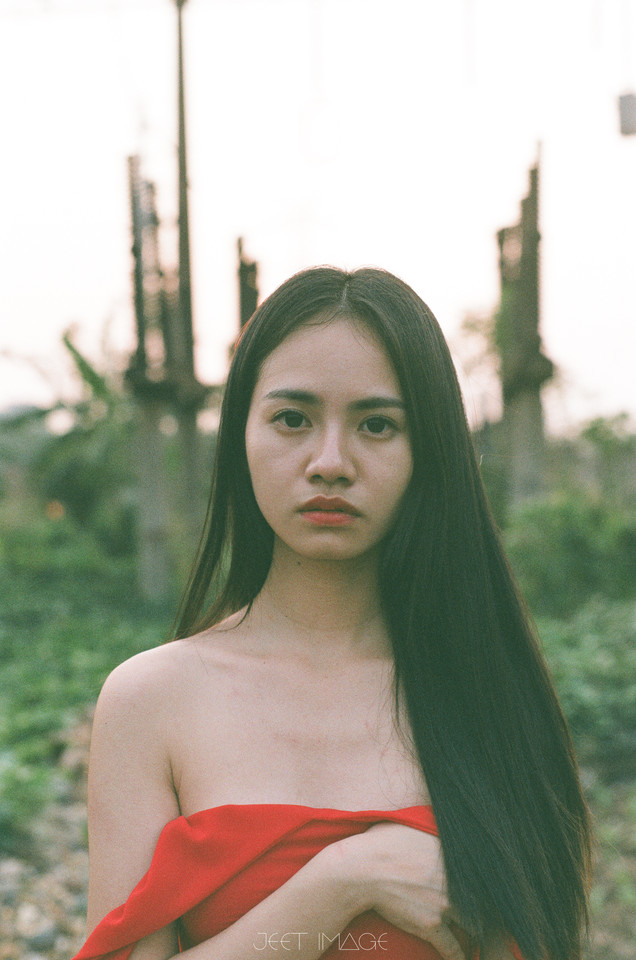 红裙女子白皙肌肤迷人写真  第4张