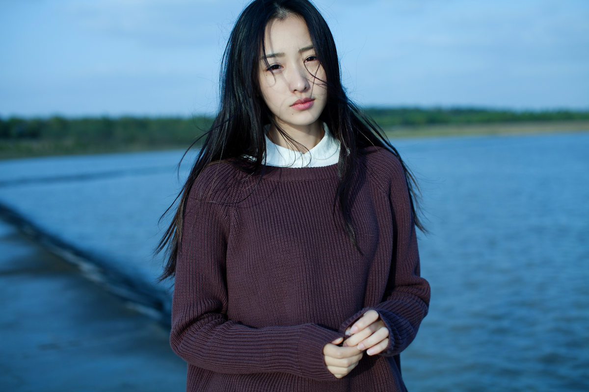 想去海边旅行的长发女子  第3张