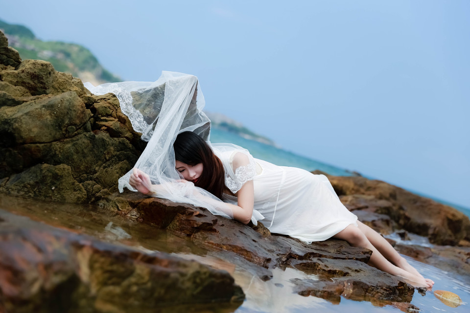 白裙美女搁浅在水中  第7张