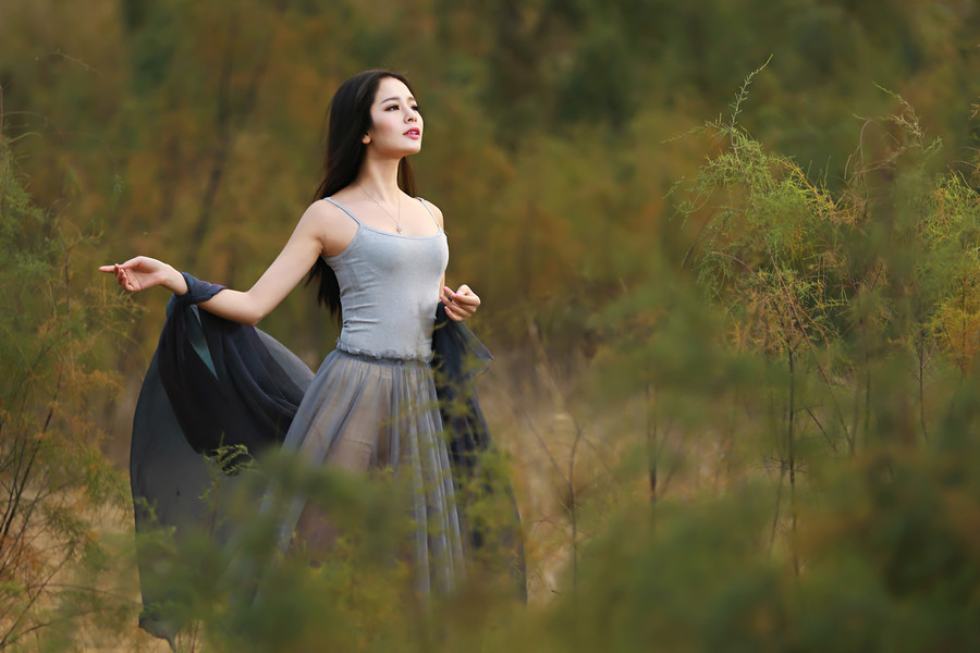 养眼美女户外夕阳落下  第5张