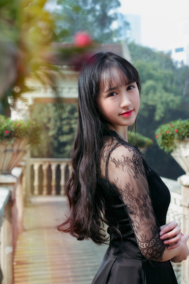 黑裙美女游园清纯写真  第14张